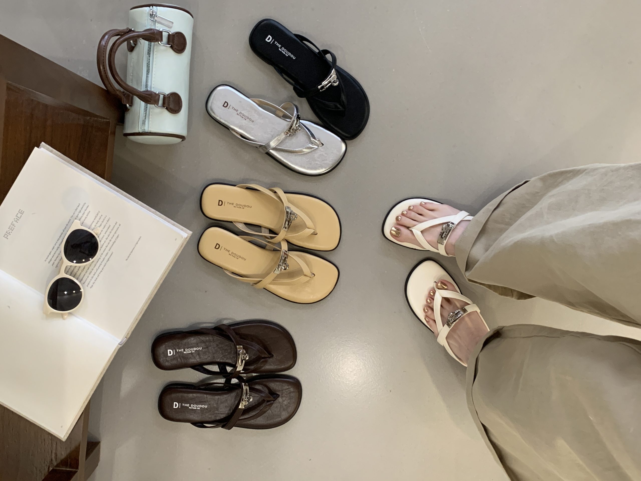 2026 Summer New Genuine Leather Flat Thong Sandals Women Beach Vacation Lock Buckle Slippers